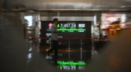 Pengunjung melintas di depan layar pergerakan Indeks Harga Saham Gabungan (IHSG) di Bursa Efek Indonesia, Jakarta, Jakarta, Jumat (10/4/2026). Foto: Muhammad Adimaja/ANTARA FOTO
