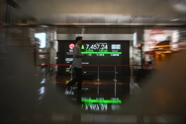 Pengunjung melintas di depan layar pergerakan Indeks Harga Saham Gabungan (IHSG) di Bursa Efek Indonesia, Jakarta, Jakarta, Jumat (10/4/2026). Foto: Muhammad Adimaja/ANTARA FOTO