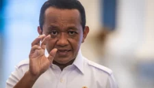 Menteri ESDM Bahlil Lahadalia menjawab pertanyaan wartawan di Istana Merdeka, Kompleks Istana Kepresidenan, Jakarta, Kamis (16/4/2026). Foto: Bayu Pratama S/ANTARA FOTO