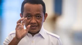 Menteri ESDM Bahlil Lahadalia menjawab pertanyaan wartawan di Istana Merdeka, Kompleks Istana Kepresidenan, Jakarta, Kamis (16/4/2026). Foto: Bayu Pratama S/ANTARA FOTO