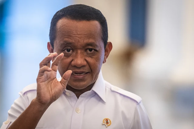 Menteri ESDM Bahlil Lahadalia menjawab pertanyaan wartawan di Istana Merdeka, Kompleks Istana Kepresidenan, Jakarta, Kamis (16/4/2026). Foto: Bayu Pratama S/ANTARA FOTO