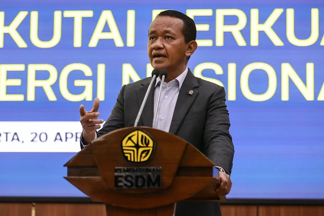 Menteri ESDM Bahlil Lahadalia menyampaikan keterangan saat konferensi pers terkait penemuan cadangan gas raksasa di Kementerian ESDM, Jakarta, Senin (20/4/2026). Foto: Dhemas Reviyanto/ANTARA FOTO