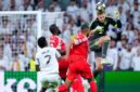 Kiper Bayern Munchen, Manuel Neuer, berusaha menghalau bola dengan tandukan kepala saat melawan Real Madrid pada laga leg pertama perempat final Liga Champions di Stadion Santiago Bernabeu, Rabu (8/4/2026). (AP Photo/Jose Breton)