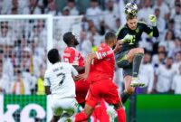 Kiper Bayern Munchen, Manuel Neuer, berusaha menghalau bola dengan tandukan kepala saat melawan Real Madrid pada laga leg pertama perempat final Liga Champions di Stadion Santiago Bernabeu, Rabu (8/4/2026). (AP Photo/Jose Breton)