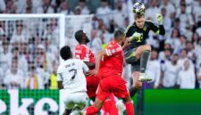 Kiper Bayern Munchen, Manuel Neuer, berusaha menghalau bola dengan tandukan kepala saat melawan Real Madrid pada laga leg pertama perempat final Liga Champions di Stadion Santiago Bernabeu, Rabu (8/4/2026). (AP Photo/Jose Breton)