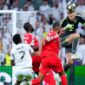Kiper Bayern Munchen, Manuel Neuer, berusaha menghalau bola dengan tandukan kepala saat melawan Real Madrid pada laga leg pertama perempat final Liga Champions di Stadion Santiago Bernabeu, Rabu (8/4/2026). (AP Photo/Jose Breton)