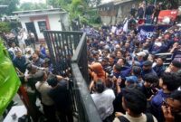 Kader NasDem Geruduk Kantor Tempo, Protes Sampul Majalah (Poto : dok.TEMPO)