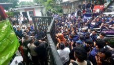 Kader NasDem Geruduk Kantor Tempo, Protes Sampul Majalah (Poto : dok.TEMPO)