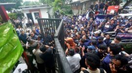 Kader NasDem Geruduk Kantor Tempo, Protes Sampul Majalah (Poto : dok.TEMPO)