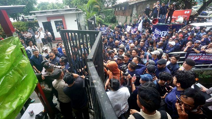 Kader NasDem Geruduk Kantor Tempo, Protes Sampul Majalah (Poto : dok.TEMPO)