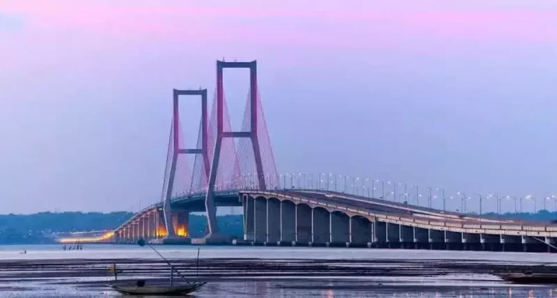 Jembatan Suramadu Ditutup Sementara untuk Uji Beban, Pengendara Diminta Atur Waktu Perjalanan ( Poto : dok.Berita satu.com)