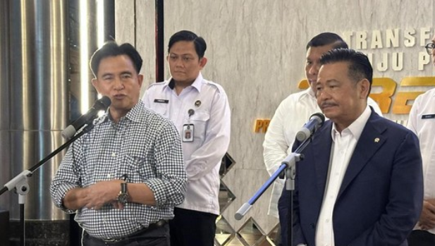 Yusril Serahkan Nasib Kasasi Vonis Bebas Delpedro ke MA ( dok.CNN Indonesia )