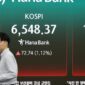 Layar di ruang dealing (ruang transaksi) kantor pusat Hana Bank di Seoul pada Senin menampilkan indeks KOSPI. (Sumber: www.koreatimes.co.kr)