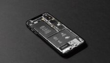 Ilustrasi baterai tanam yang dipasang pada ponsel saat ini(Unsplash.com/Tyler Lastovich)