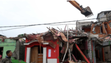 TNI AD Buka Suara soal Ricuh Pembongkaran Rumah di Lenteng Agung ( dok.CNN Indonesia )