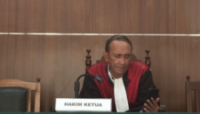 Foto: Katua majelis hakim Agus Aryanto saat membacakan putusan terhadap Muh. llham dalam kasus pembakaran gedung DPRD Makassar (Elmayanti/detiksulsel)