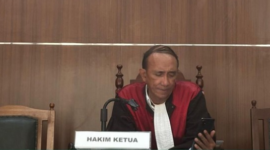 Foto: Katua majelis hakim Agus Aryanto saat membacakan putusan terhadap Muh. llham dalam kasus pembakaran gedung DPRD Makassar (Elmayanti/detiksulsel)