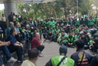 Foto: Massa pengemudi ojol menggelar aksi unjuk rasa di Kampus Jatinangor, Sumedang, Jawa Barat, pada Selasa (31/3/2026). (Foto: Antara)