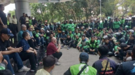 Foto: Massa pengemudi ojol menggelar aksi unjuk rasa di Kampus Jatinangor, Sumedang, Jawa Barat, pada Selasa (31/3/2026). (Foto: Antara)