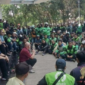 Foto: Massa pengemudi ojol menggelar aksi unjuk rasa di Kampus Jatinangor, Sumedang, Jawa Barat, pada Selasa (31/3/2026). (Foto: Antara)