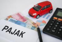 Ilustrasi perhitungan pajak kendaraan listrik di Indonesia, menampilkan kalkulator, uang rupiah, dokumen grafik, dan miniatur mobil sebagai gambaran biaya kepemilikan BYD Atto 1 jika insentif pajak berubah.