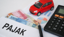 Ilustrasi perhitungan pajak kendaraan listrik di Indonesia, menampilkan kalkulator, uang rupiah, dokumen grafik, dan miniatur mobil sebagai gambaran biaya kepemilikan BYD Atto 1 jika insentif pajak berubah.