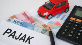 Ilustrasi perhitungan pajak kendaraan listrik di Indonesia, menampilkan kalkulator, uang rupiah, dokumen grafik, dan miniatur mobil sebagai gambaran biaya kepemilikan BYD Atto 1 jika insentif pajak berubah.