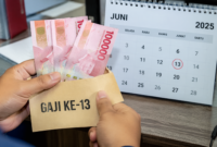Ilustrasi pencairan gaji ke-13 ASN yang biasanya diterima pada pertengahan tahun, bertepatan dengan kebutuhan biaya rumah tangga dan pendidikan.