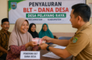 Warga Desa Pelayang Raya menerima BLT Dana Desa Rp1,2 juta yang membantu kebutuhan keluarga sekaligus mendorong ekonomi desa.