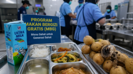 Petugas dapur program MBG di Kerinci menyiapkan makanan untuk dibagikan, di tengah sorotan dugaan penyajian susu berperisa dan buah yang tidak layak konsumsi.