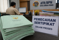 Warga mengurus sertifikat tanah di kantor ATR/BPN Kota Sungai Penuh, namun proses pemecahan sertifikat dilaporkan berjalan lambat hingga lebih dari satu tahun.