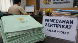 Warga mengurus sertifikat tanah di kantor ATR/BPN Kota Sungai Penuh, namun proses pemecahan sertifikat dilaporkan berjalan lambat hingga lebih dari satu tahun.