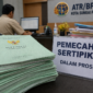 Warga mengurus sertifikat tanah di kantor ATR/BPN Kota Sungai Penuh, namun proses pemecahan sertifikat dilaporkan berjalan lambat hingga lebih dari satu tahun.