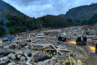 Foto: Jalan alternatif di Wih Porak, Bener Meriah. Malam ini jalan tersebut kembali putus akibat sungai meluap. (Foto: Agus Setyadi/detik.com)