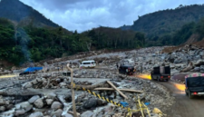 Foto: Jalan alternatif di Wih Porak, Bener Meriah. Malam ini jalan tersebut kembali putus akibat sungai meluap. (Foto: Agus Setyadi/detik.com)