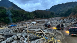 Foto: Jalan alternatif di Wih Porak, Bener Meriah. Malam ini jalan tersebut kembali putus akibat sungai meluap. (Foto: Agus Setyadi/detik.com)