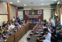 Berlangsung selama 7 jam, Bupati Hurmin pimpin mediasi antara warga SAD dan PT SAL. (Dedi Aguspriadi/metrojambi.com)