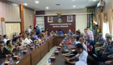 Berlangsung selama 7 jam, Bupati Hurmin pimpin mediasi antara warga SAD dan PT SAL. (Dedi Aguspriadi/metrojambi.com)
