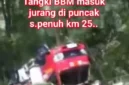 Mobil tangki BBM terjun ke jurang di Km 25 Sungai Penuh-Tapan. (Facebook/Mat Daulani)
