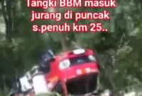 Mobil tangki BBM terjun ke jurang di Km 25 Sungai Penuh-Tapan. (Facebook/Mat Daulani)