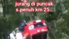 Mobil tangki BBM terjun ke jurang di Km 25 Sungai Penuh-Tapan. (Facebook/Mat Daulani)
