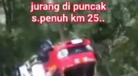 Mobil tangki BBM terjun ke jurang di Km 25 Sungai Penuh-Tapan. (Facebook/Mat Daulani)