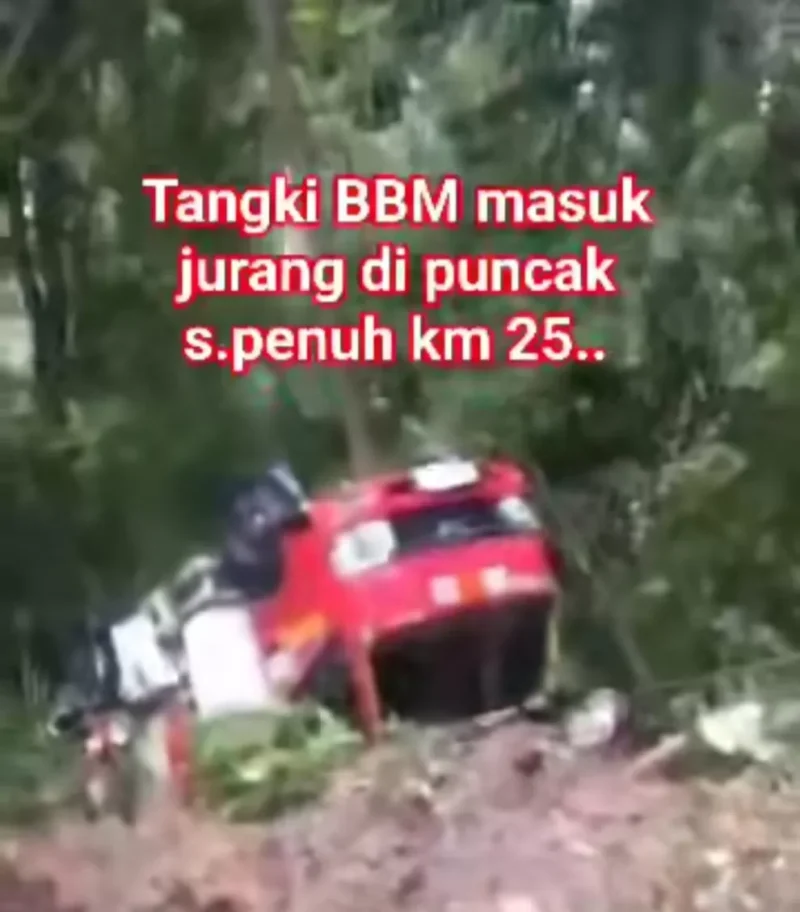 Mobil tangki BBM terjun ke jurang di Km 25 Sungai Penuh-Tapan. (Facebook/Mat Daulani)
