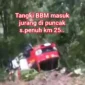 Mobil tangki BBM terjun ke jurang di Km 25 Sungai Penuh-Tapan. (Facebook/Mat Daulani)