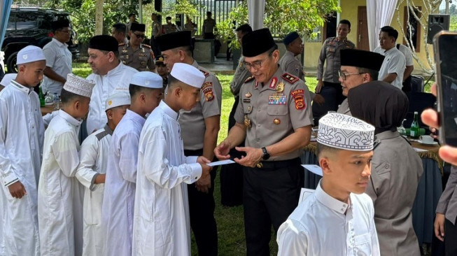 Kapolda Jambi, Irjen Pol Krisno Halomoan Siregar, silaturahmi ke Pondok Pesantren Tahfizul Qur’an Hasan Soleha Qim, di Desa Bukit Baling, Muaro Jambi, Rabu | foto : andra rawas