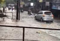 Foto: Air kali di Ciputat Timur meluap ke Jalan Ki Hajar Dewantoro. (dok. Polsek Ciputat Timur)