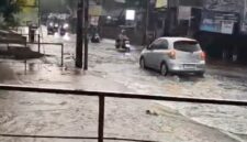 Foto: Air kali di Ciputat Timur meluap ke Jalan Ki Hajar Dewantoro. (dok. Polsek Ciputat Timur)