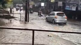 Foto: Air kali di Ciputat Timur meluap ke Jalan Ki Hajar Dewantoro. (dok. Polsek Ciputat Timur)