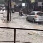 Foto: Air kali di Ciputat Timur meluap ke Jalan Ki Hajar Dewantoro. (dok. Polsek Ciputat Timur)
