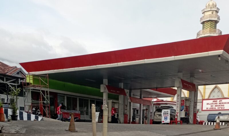 Mengulas biaya bangun SPBU Pertamina yang mencapai miliaran rupiah serta kisaran gaji operator SPBU di berbagai daerah Indonesia secara lengkap dan terbaru.